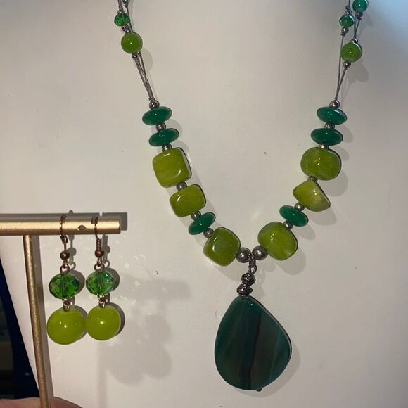 Natural Green Wire Necklace & Matching Natural Green Earrings with French Hooks - Picture 2 of 14